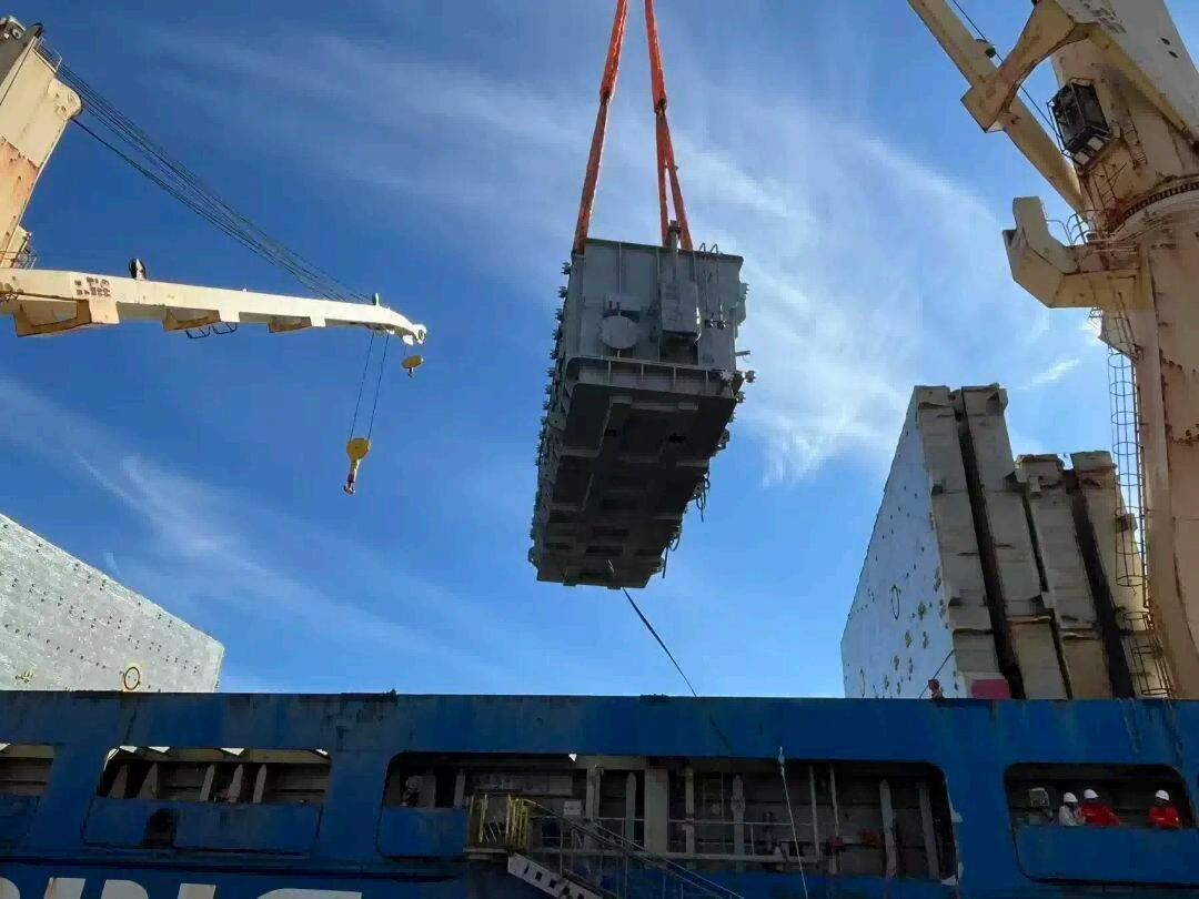 Hai máy biến áp 128 tấn khởi hành tới Châu Phi: Tại sao mỗi chiếc máy nâng hạng nặng lại là một thử thách về kỹ năng và trách nhiệm